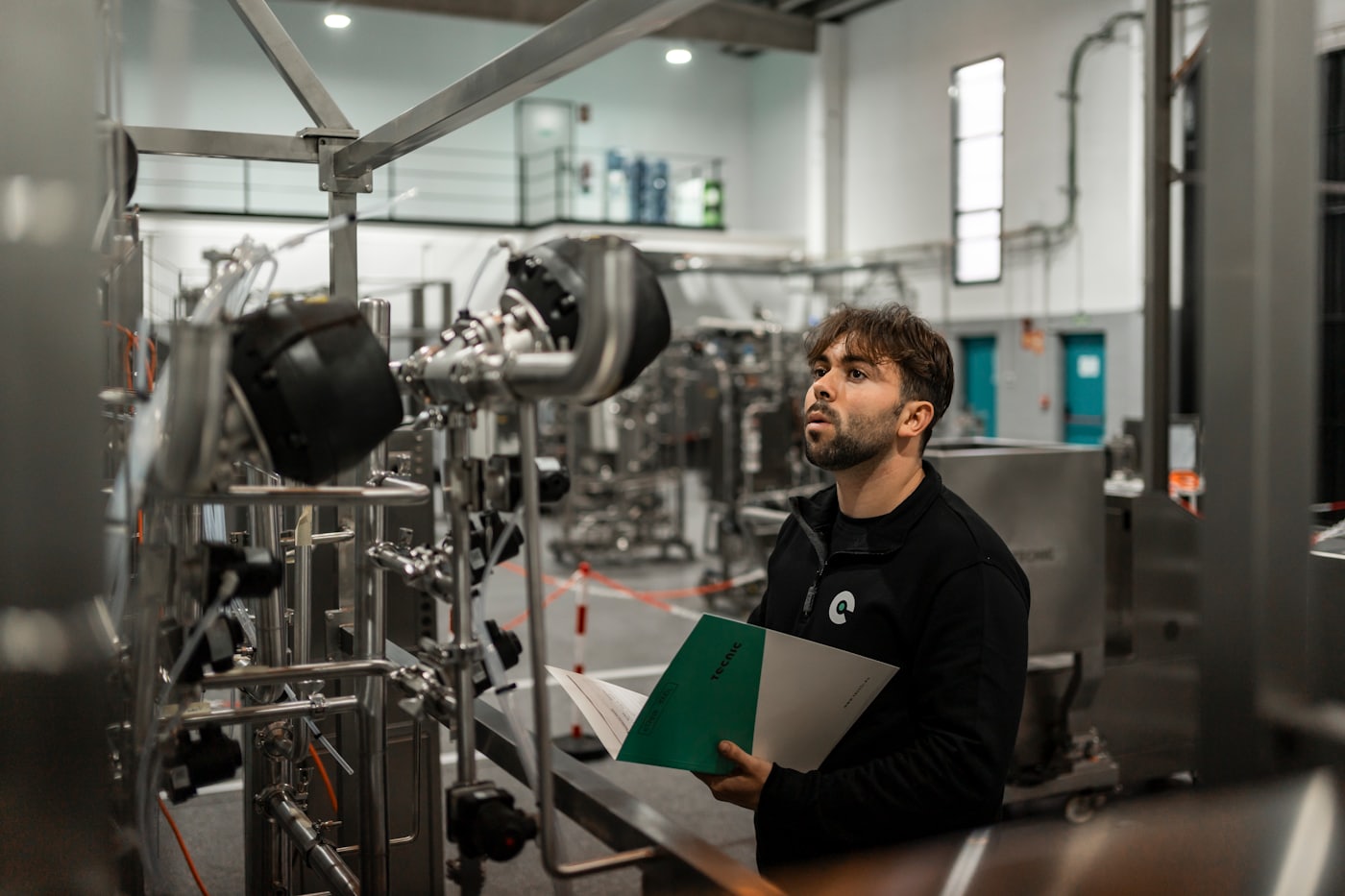 Un tecnico che verifica un impianto in stabilimento